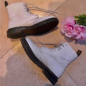 WHITE DOC MARTENS (classic)